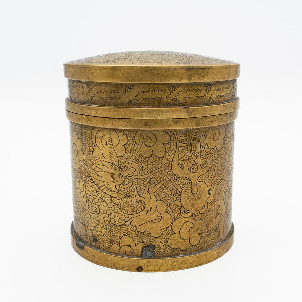 CHINESE BRASS COVERED BOX WITH DRAGON DECORATION, CIRCA 1930.