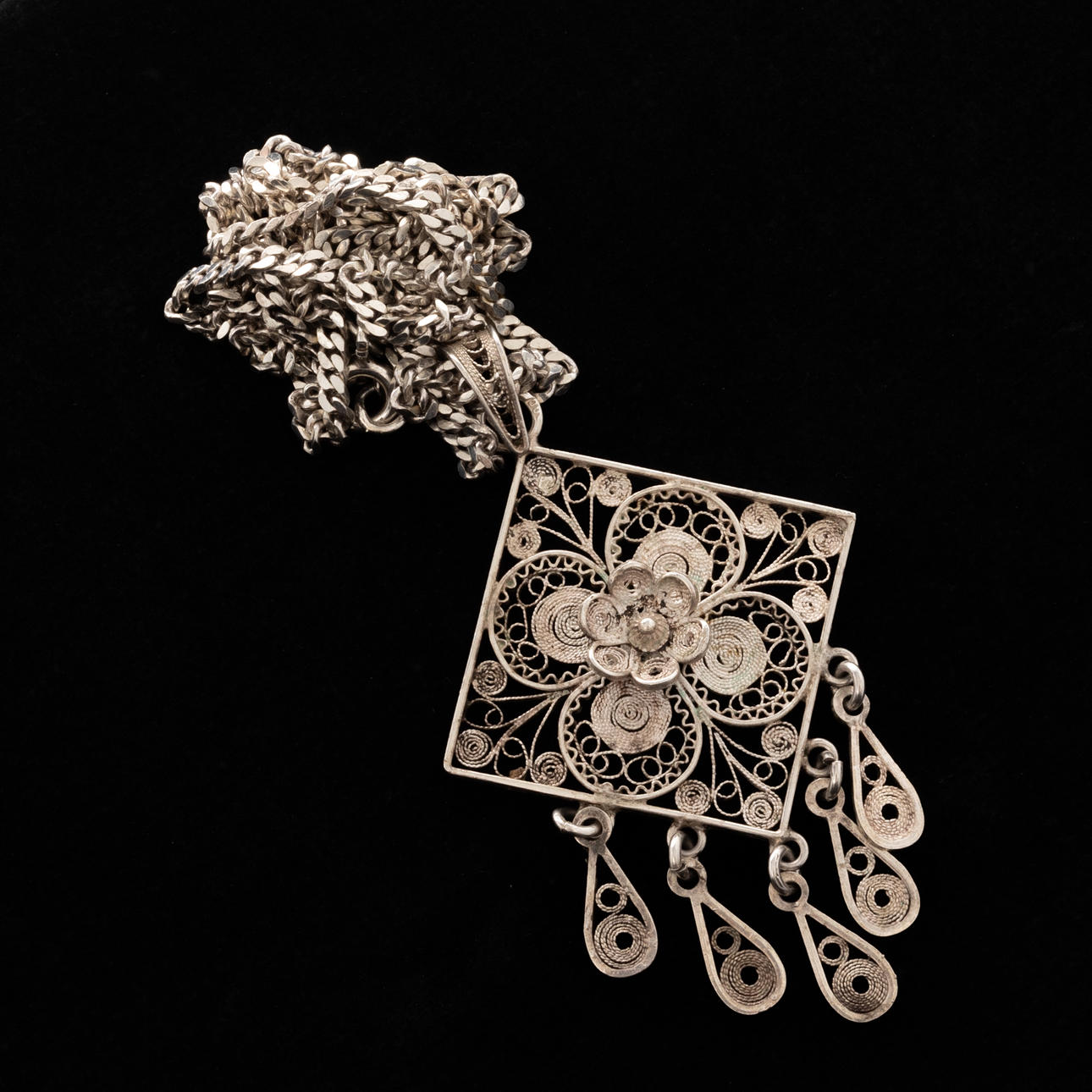 NECKLACE, Curb chain with pendant, Silver.