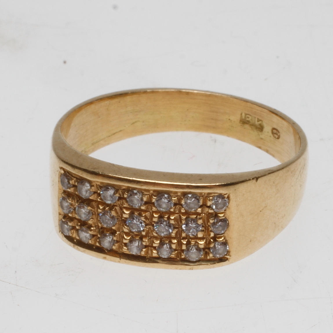 RING MED STENAR, 18k guld, vikt ca 3,8 gr.