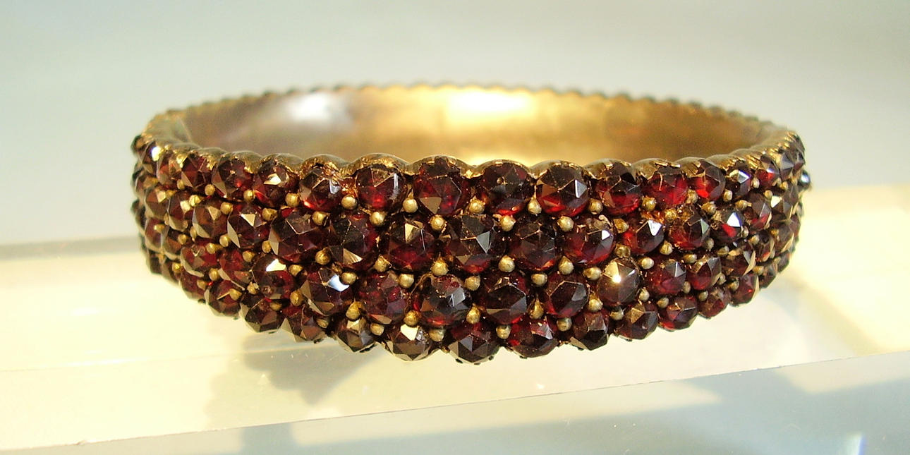 GRANAT ARMRING RUNT 1850/60.