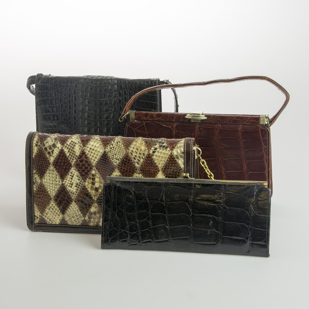 HANDVÄSKOR SAMT AFTONVÄSKA, 4 delar, skinn.