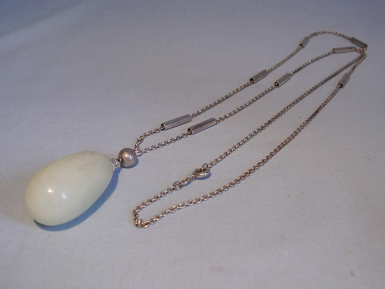 JADE DROPPAR PÅ EN SILVERKEDJA.