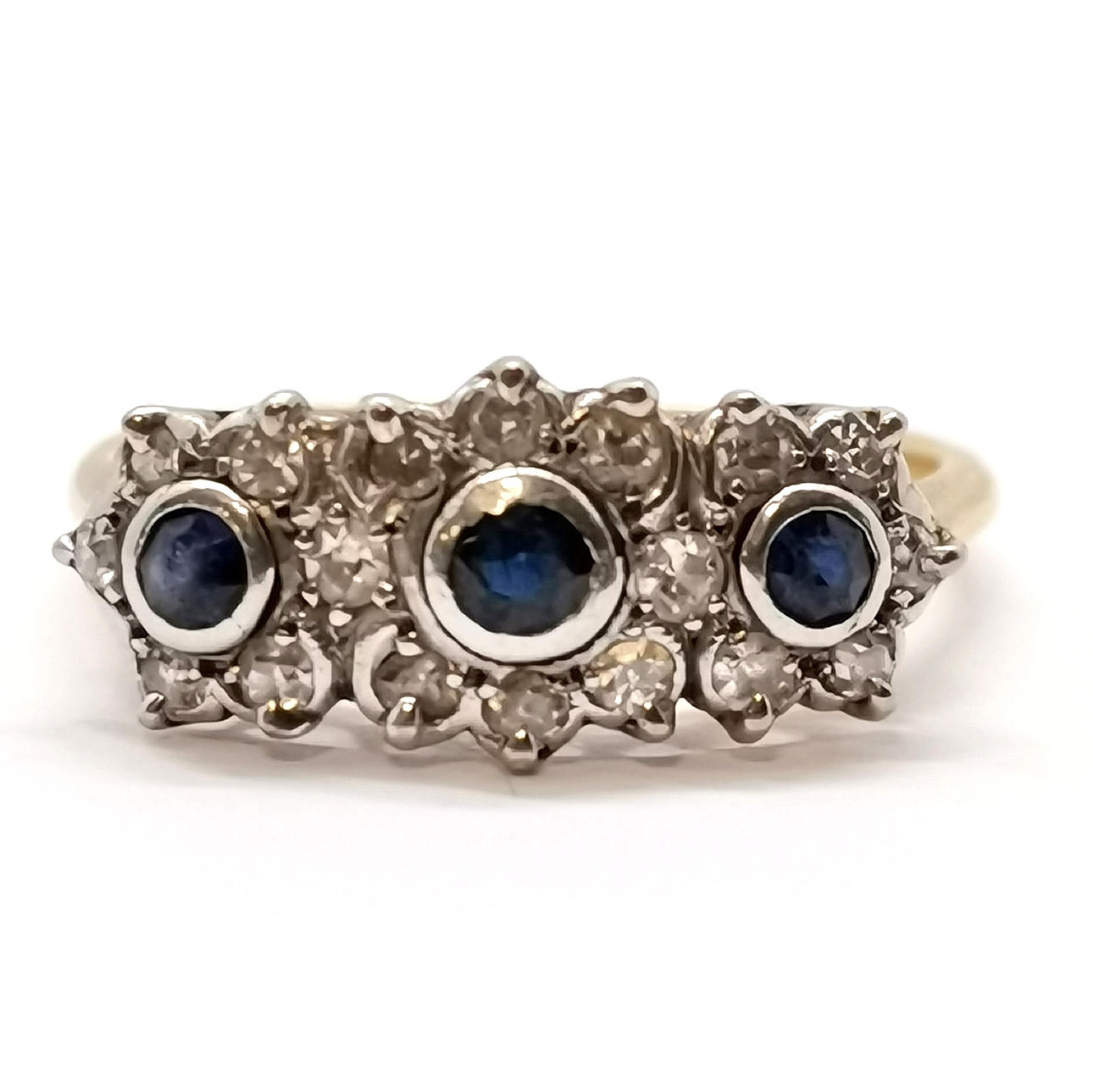 18ct GOLD SAPPHIRE & DIAMOND RING.