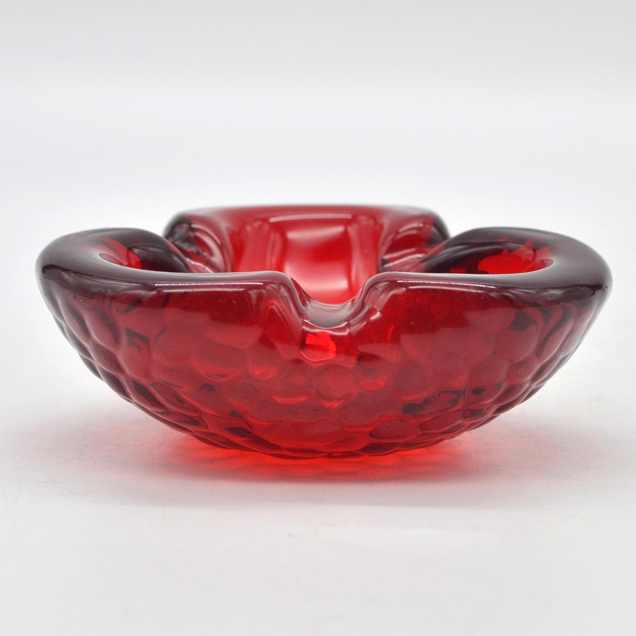 ALESSANDRO MANDRUZZATO. MURANO DESIGNERSKÅL, STUDIOGLAS, TRANSPARENT RÖD, STRUKTURERAD YTA, BALLOTON, ITALIEN, CA 1950
