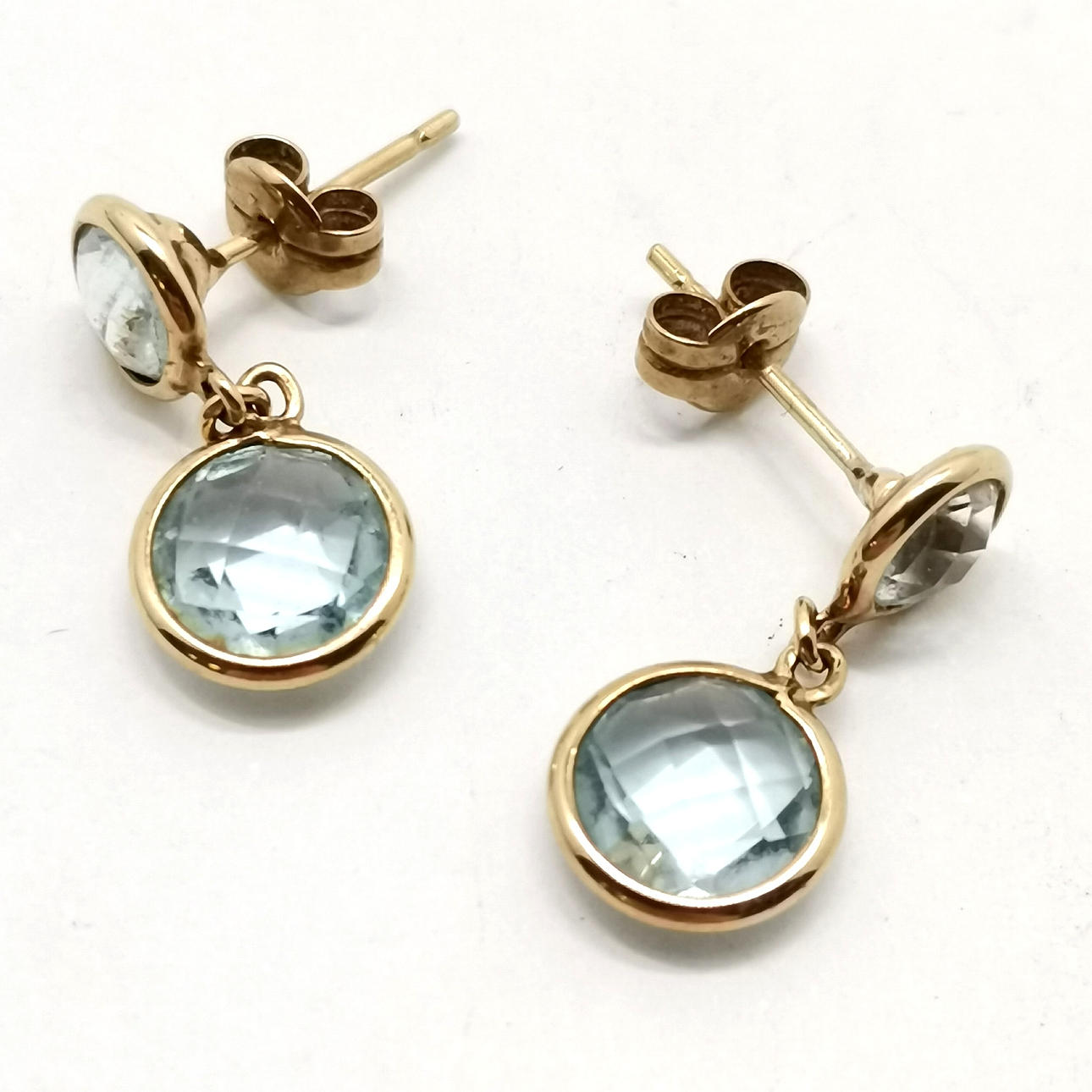 UNMARKED GOLD BLUE TOPAZ DROP EARRINGS.