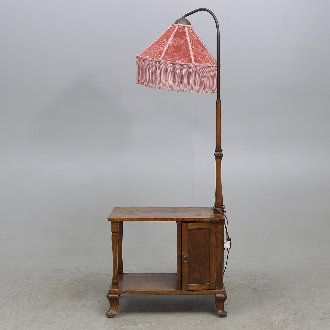 BORD MED LAMPA, 1900-talets första hälft.