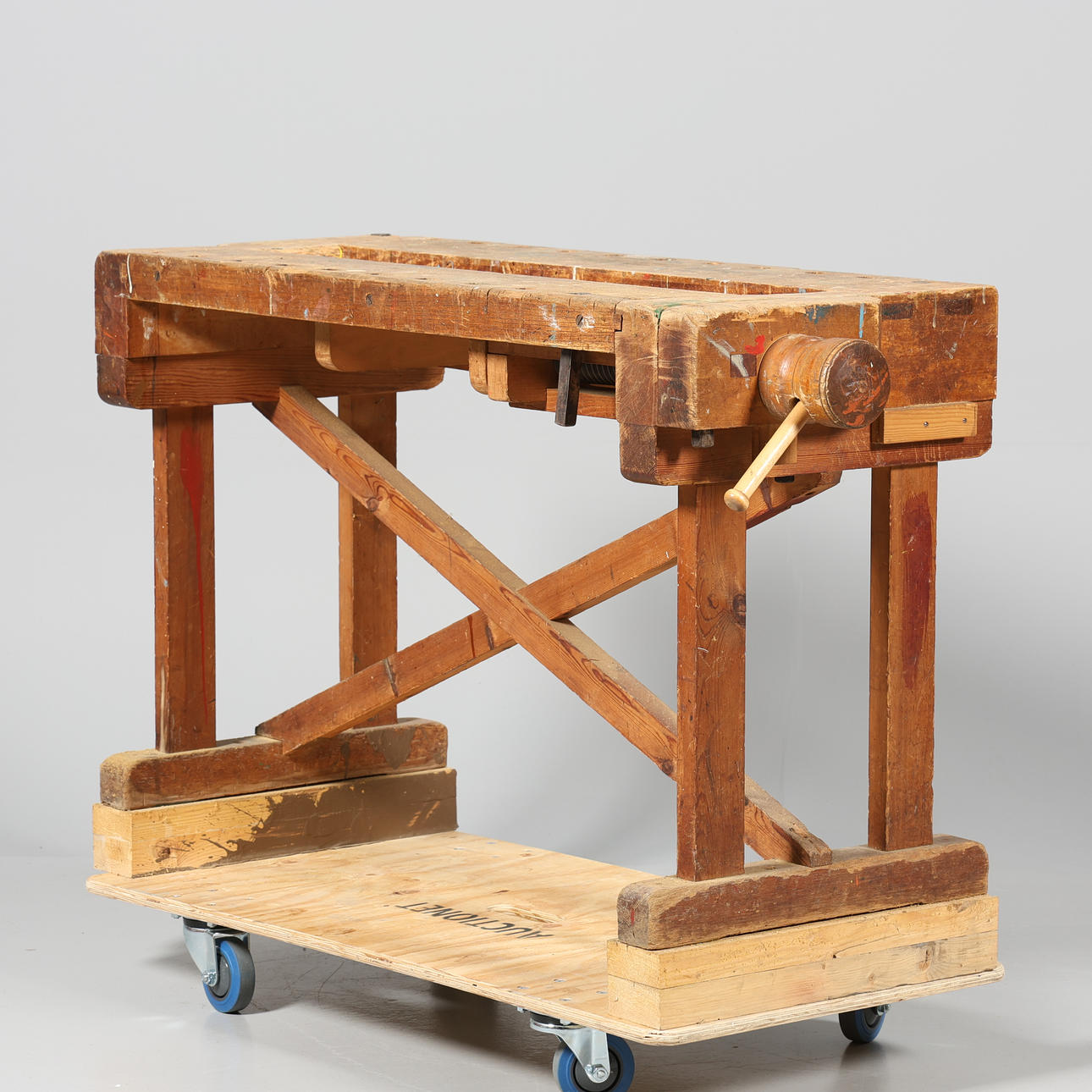 CARPENTER'S BENCH/WORKBENCH.