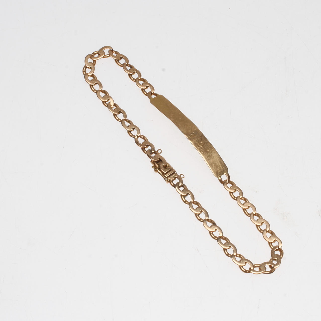 ARMBAND MED NAMNBRICKA, 18k guld, vikt ca 14,9 GR.