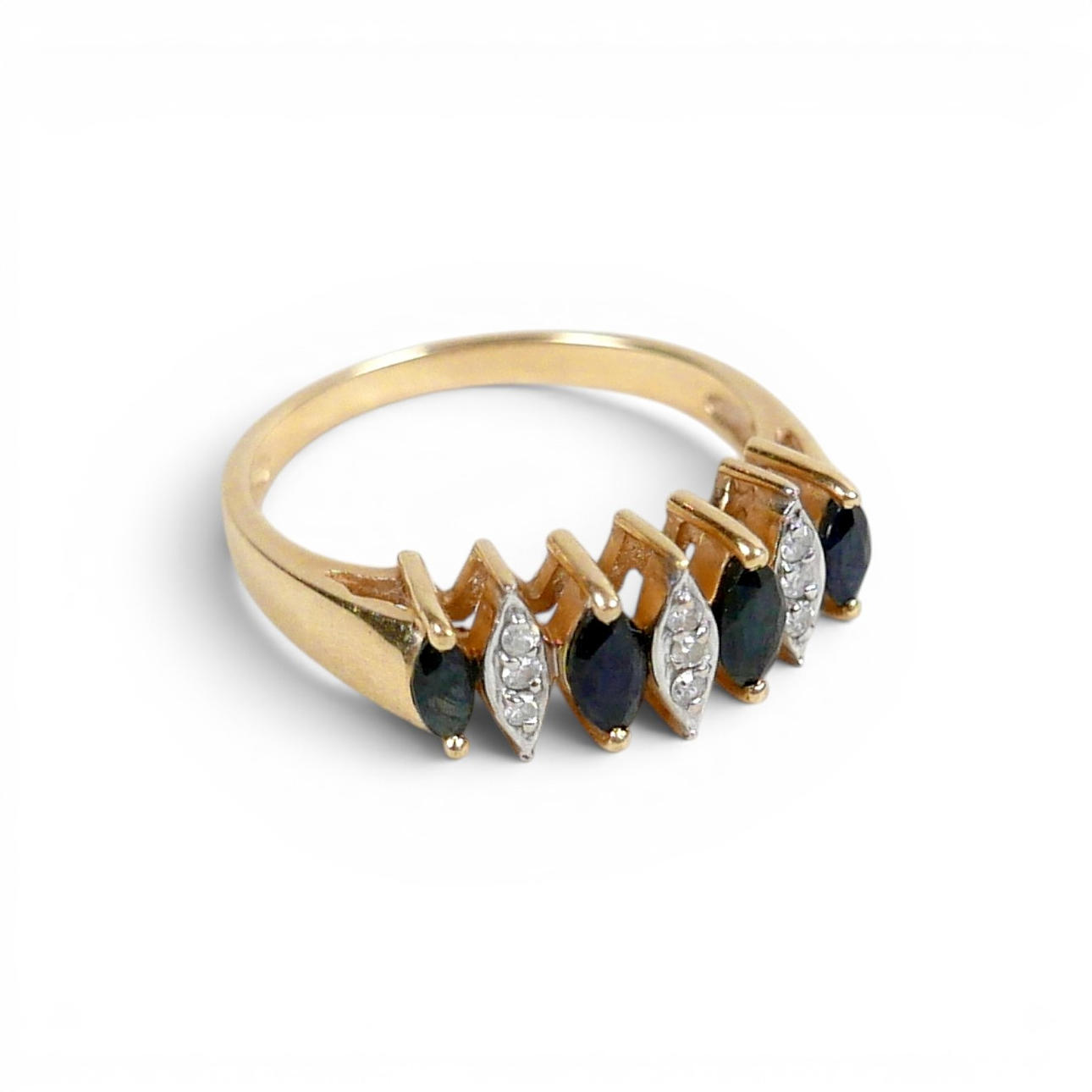 A 14K YELLOW GOLD RING.