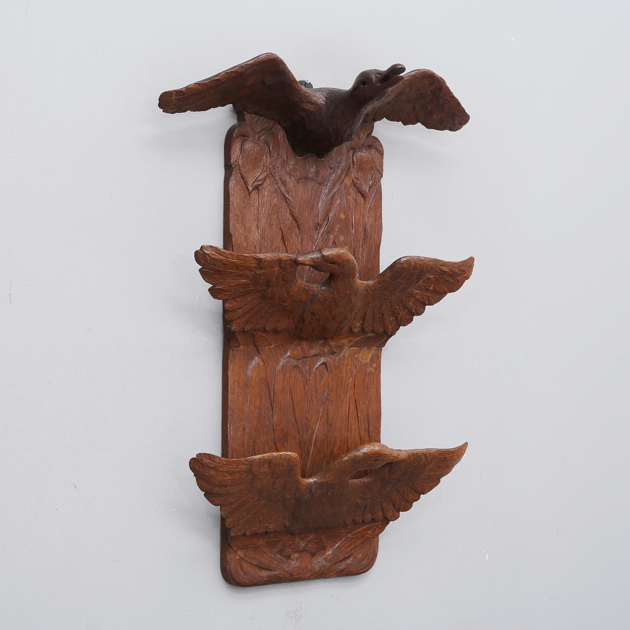 MAGAZINE RACK, wood, bird decoration.