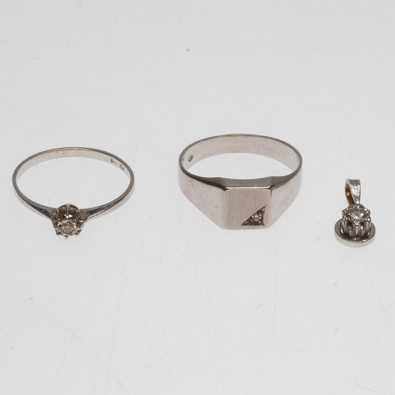 RINGAR, 2 st samt ETT HÄNGE, 18k vitguld, vikt ca 5,4 gr.