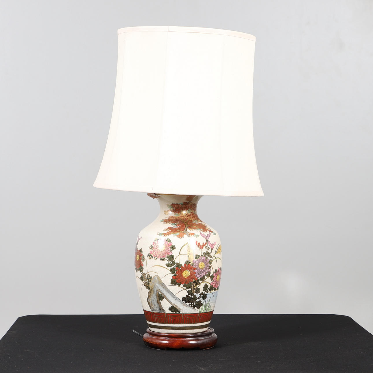 JAPANESE PORCELAIN TABLE LAMP.