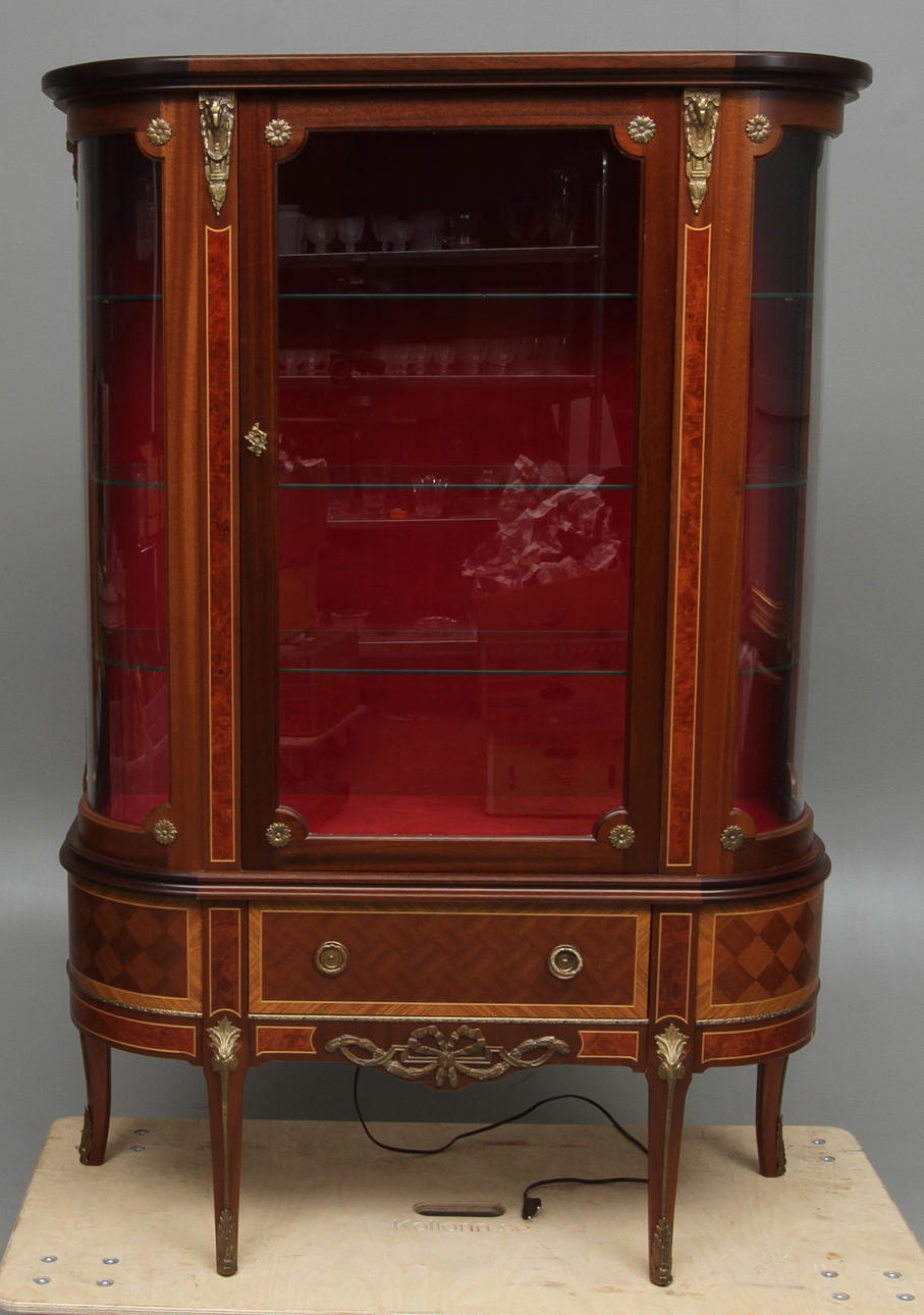 VITRINSKÅP, 1900-tal.