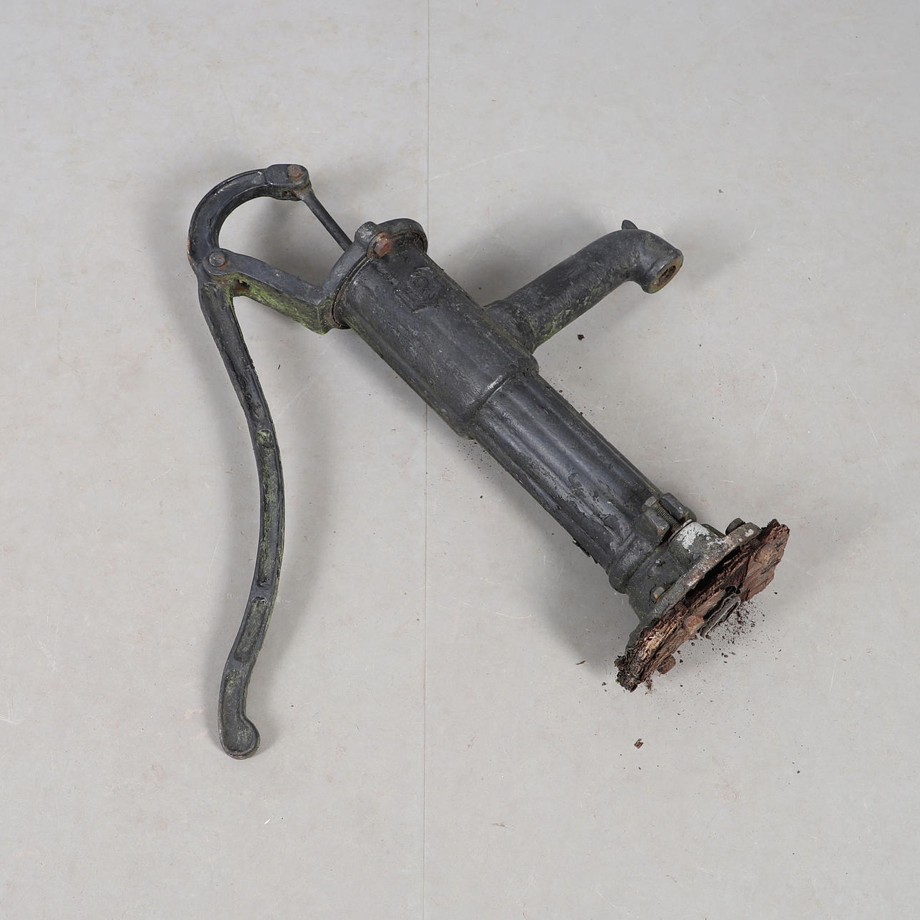 CAST IRON WATER PUMP.