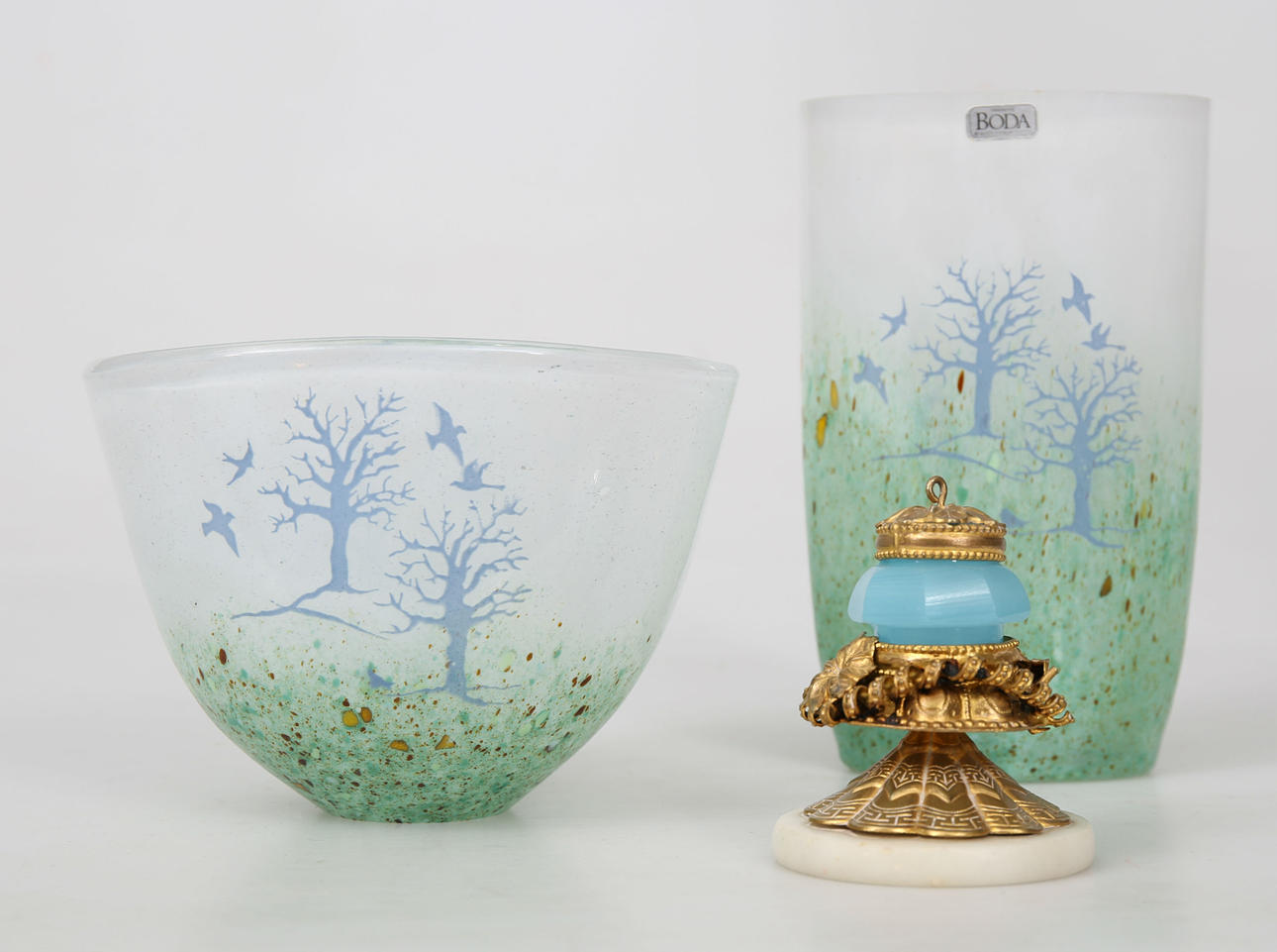 SKÅL, VAS OCH DOFTFLASKA, glas och gulmetall, bland annat Kjell Engman, Kosta Boda, 1900-tal.