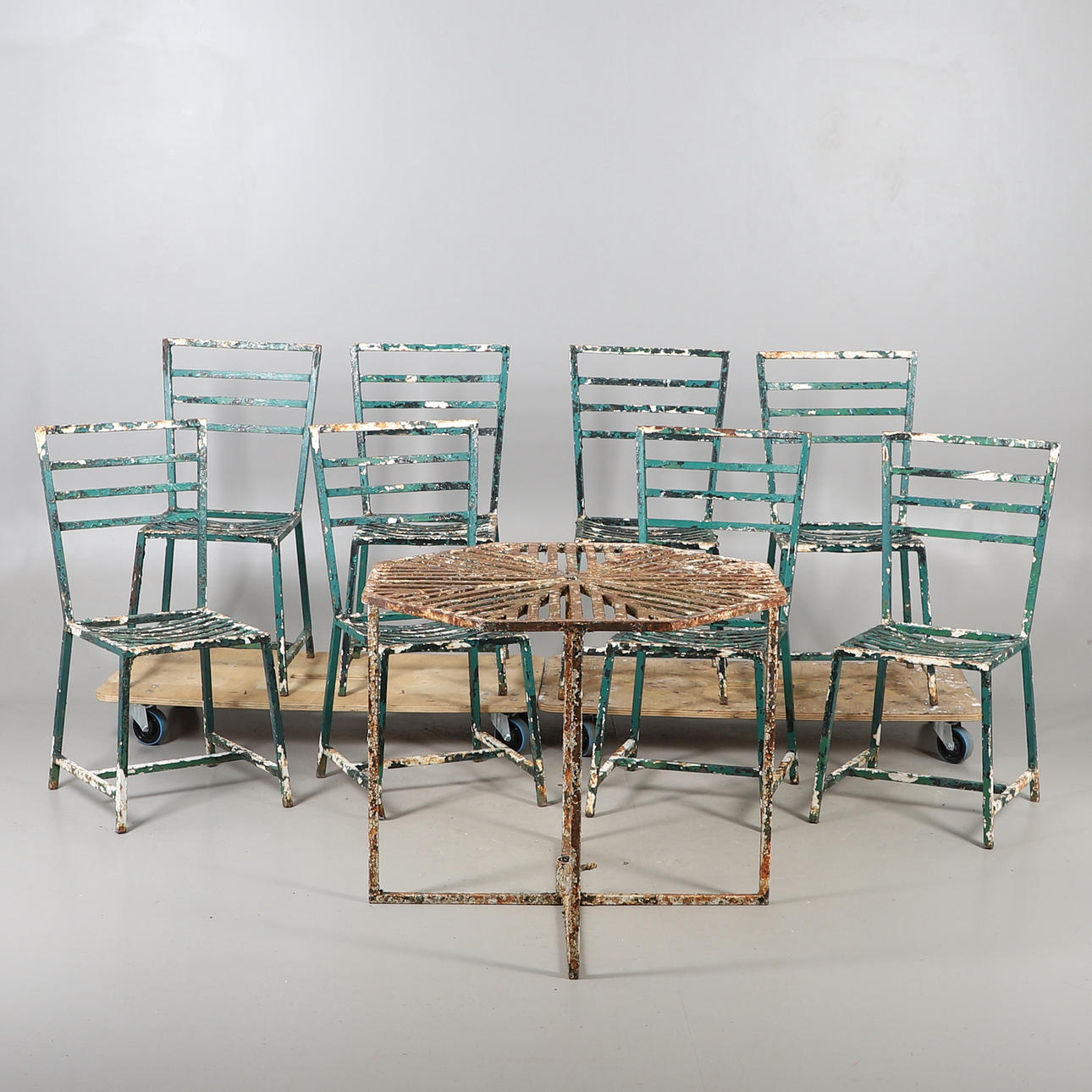A PAINTED CAST IRON GARDEN TABLE AND CHAIRS.