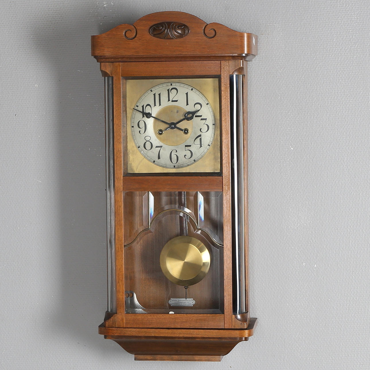 VÄGGUR, mörkbetsat trä, 1900-tal.