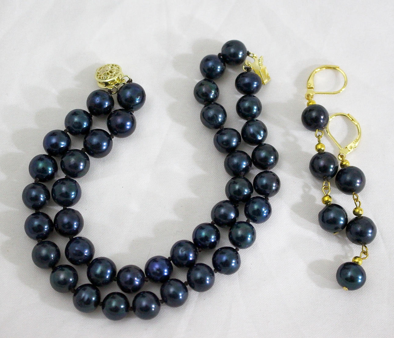 ARMBAND OCH ÖRHÄNGEN, odlade pärlor, blåsvarta.