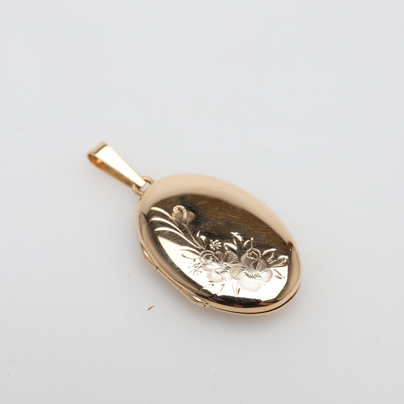 LOCKET 18K gold, weight approx. 3.3 grams.