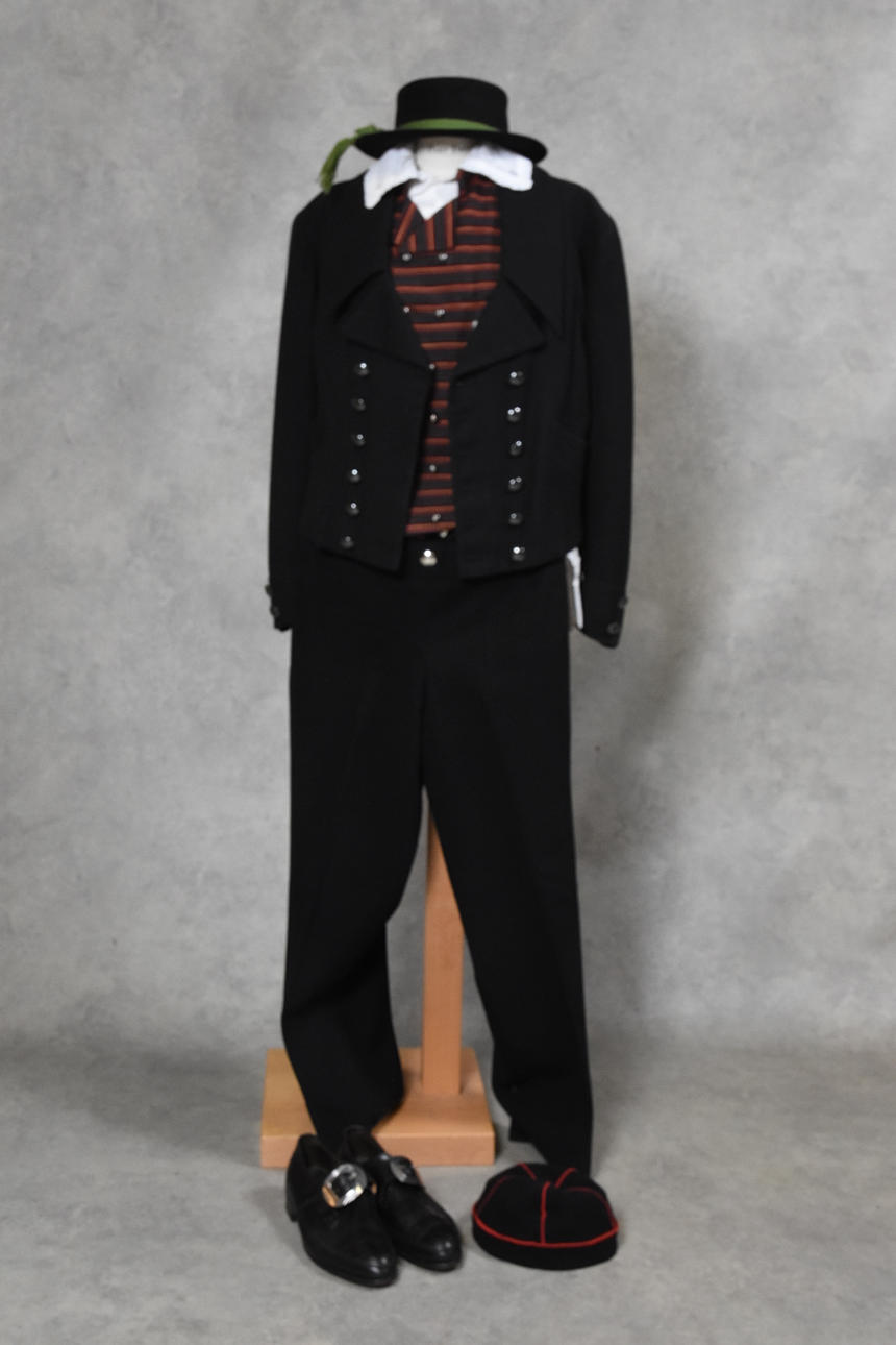 HÄRADSDRÄKT, FOLKDRÄKT, Luggudehärad, silverknappar, sydd 1950 tal.