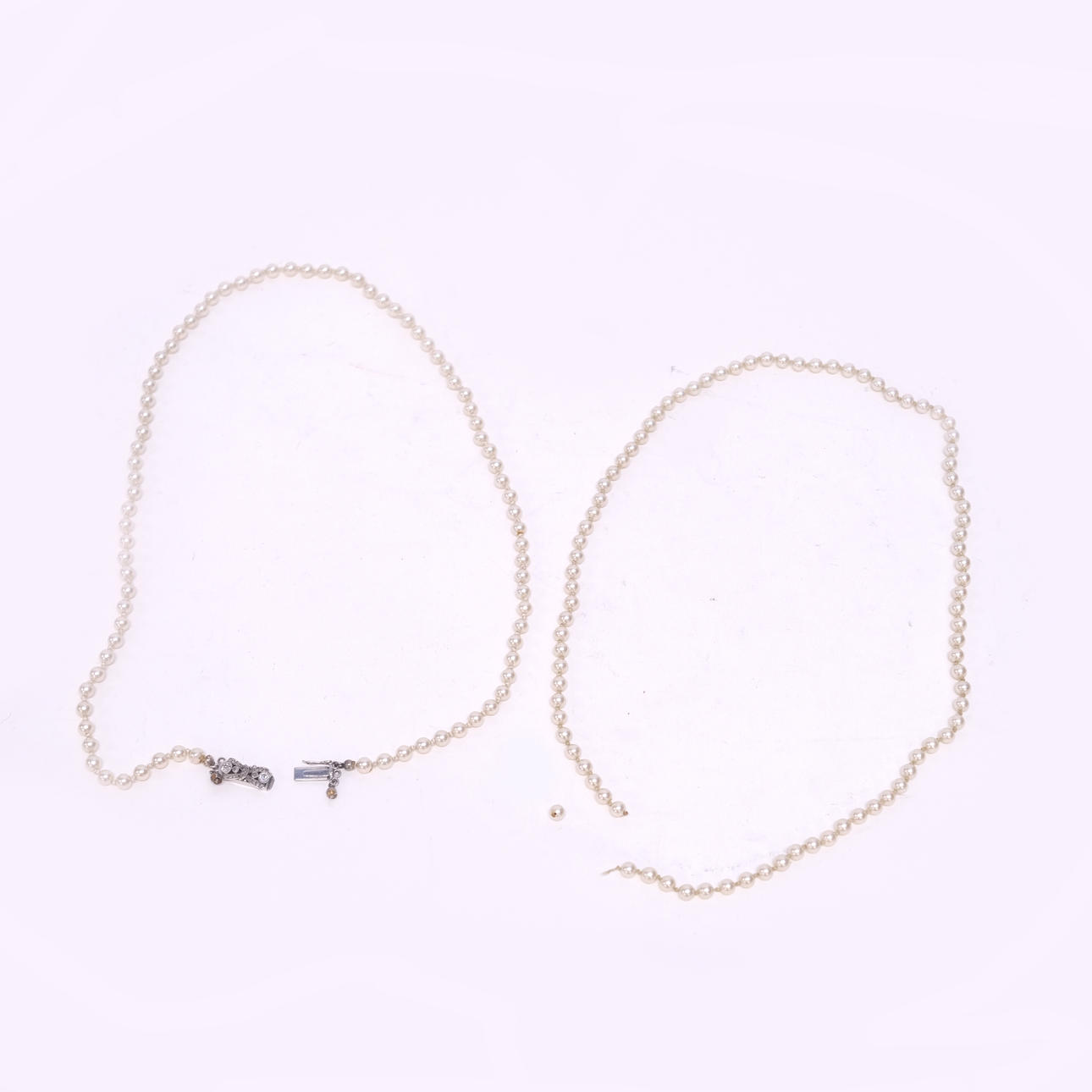 DOUBLE PEARL CLASP WITH DIAMONDS.