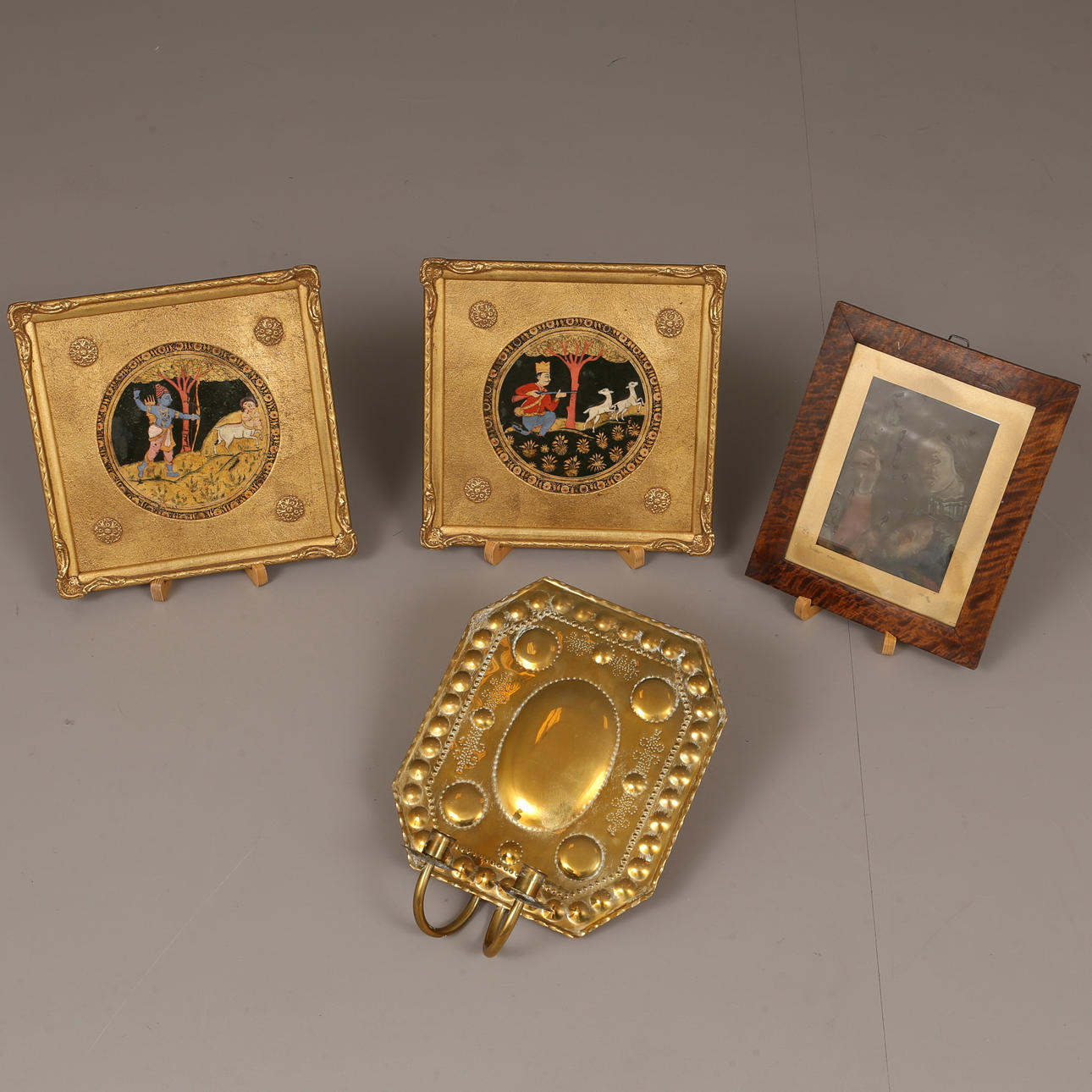 GLASMÅLNING. TAVLOR, 2 st, blandteknik. LJUSPLÅT, mässing.