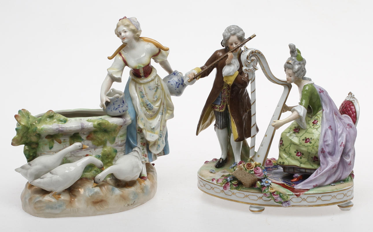 FIGURINGRUPPER, 2 st, porslin, musicerande par samt kvinna vid brunn.
