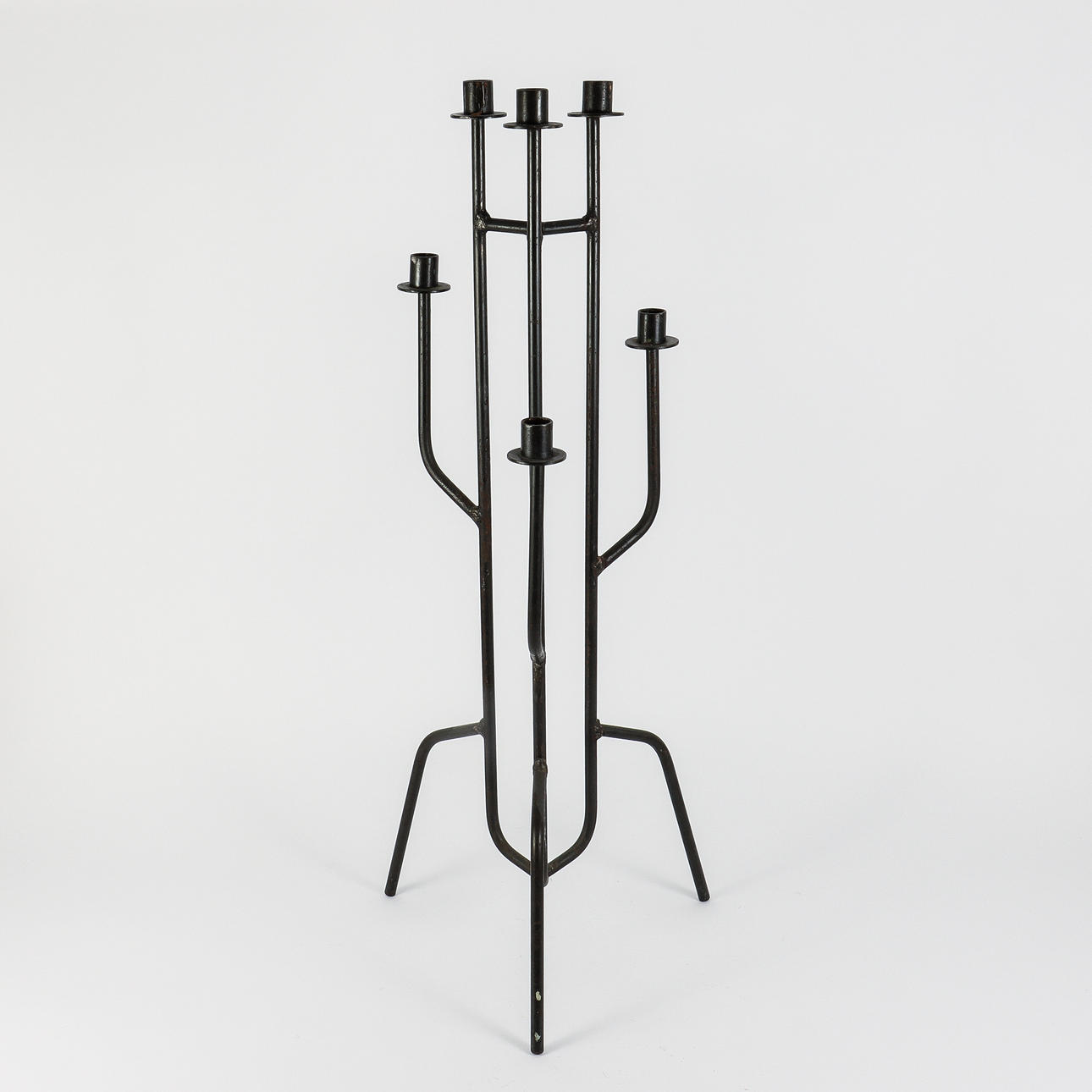 FLOOR CANDLESTICK Wrought iron, 20th century.