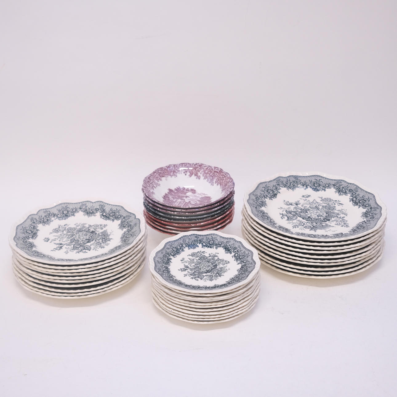 DINNERWARE, ENGLAND, APPROX. 40 PIECES.