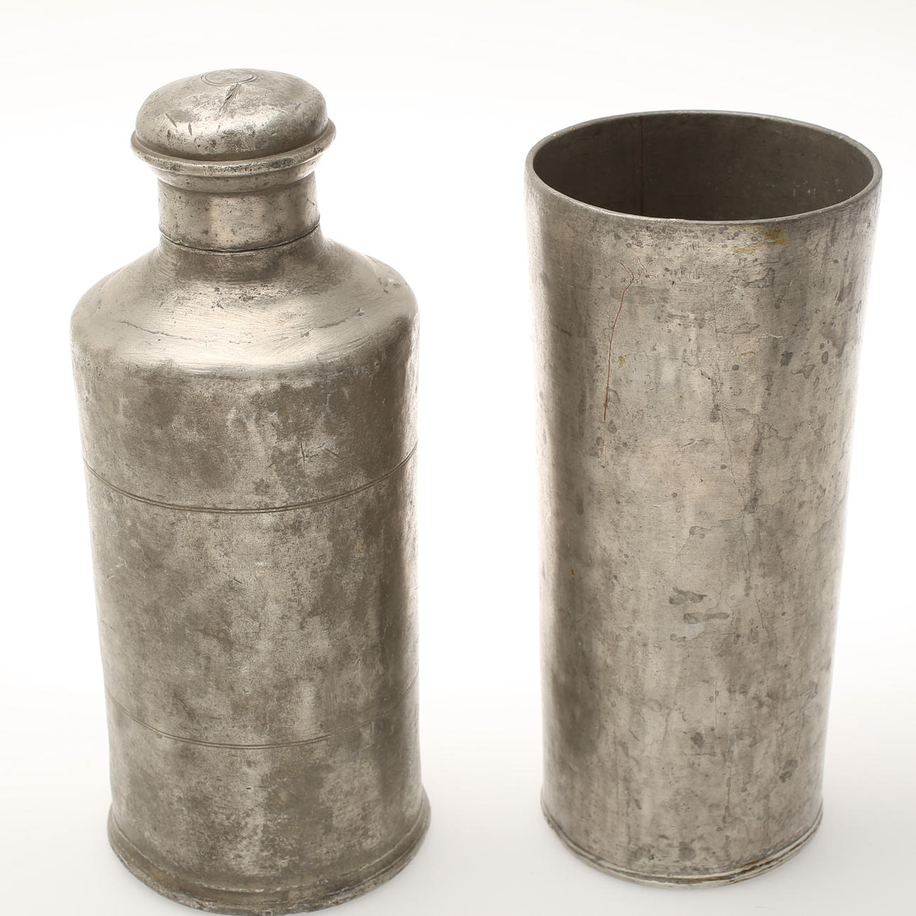 VÄRMEFLASKA, tenn, Holland 1800-tal. BÄGARE, tenn, Tyskland 1836.