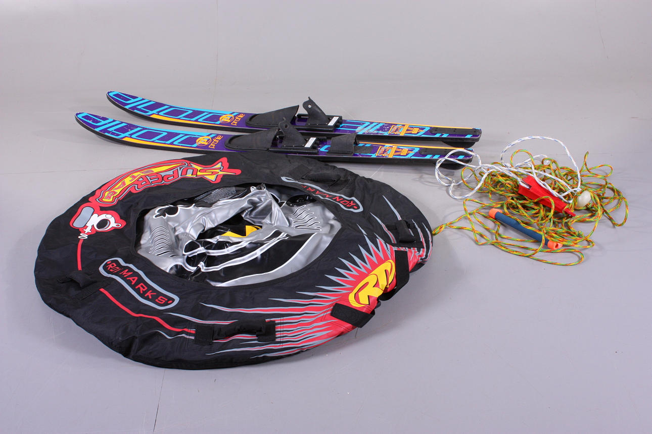 VATTENSPORT DELAR, vattenskidor och ring.