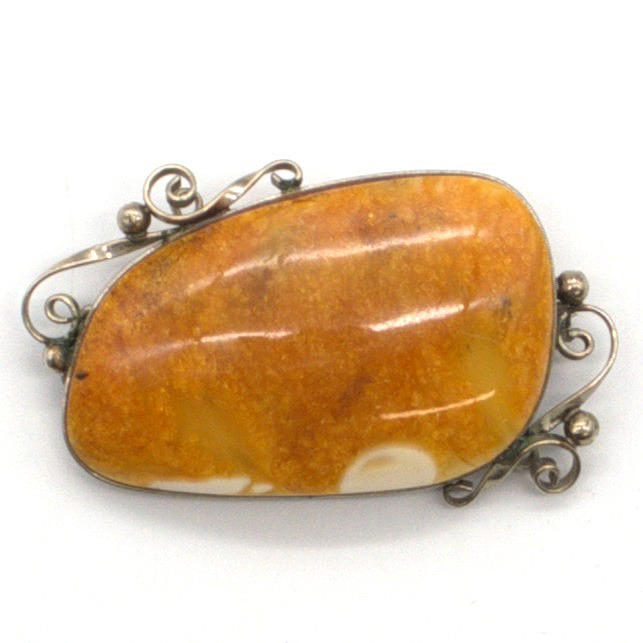 STOR NATURLIG BÄRNSTEN BUTTERSCOTCH DESIGNERBROSCH, HANDPOLERAD, INFATTAD I SILVER, 1900-TAL