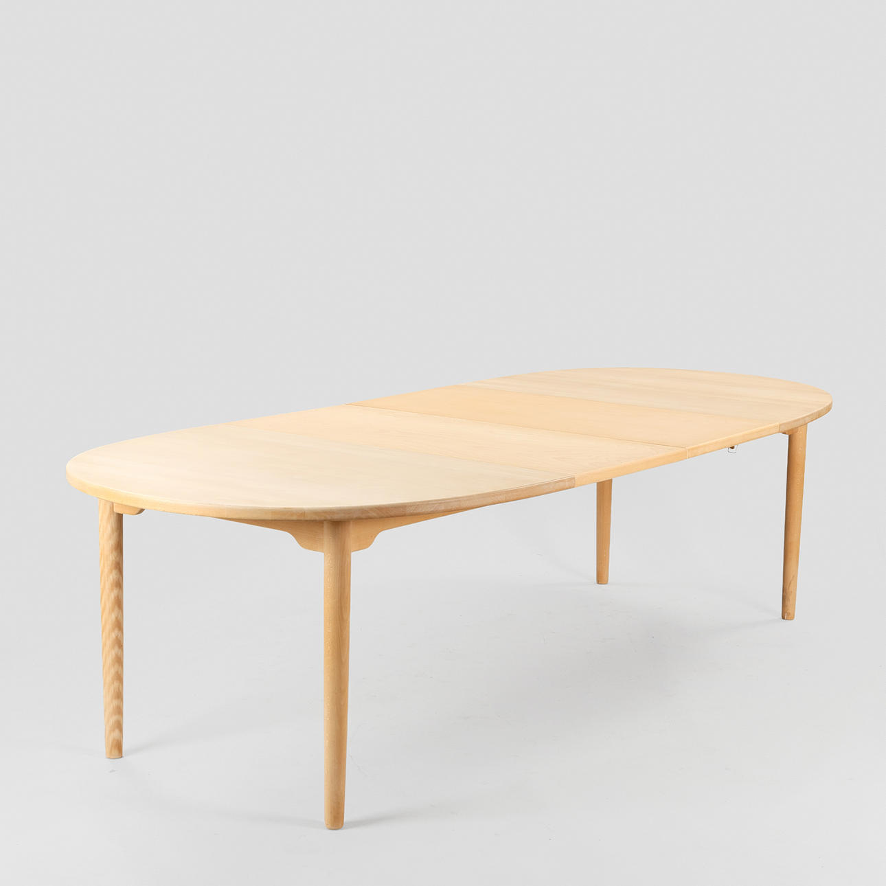 ANDREAS HANSEN. Oval dining table in solid beech with extension, Brdr. Andersen Møbelsnedkeri, Denmark. (3).