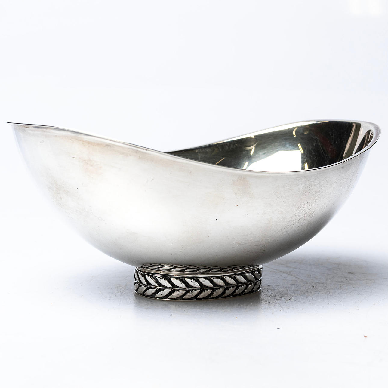 BOWL, on foot, silver.