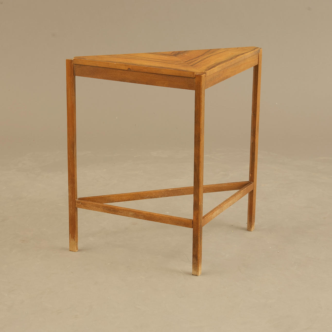 CORNER TABLE/LAMP TABLE, second half of the 20th century.
