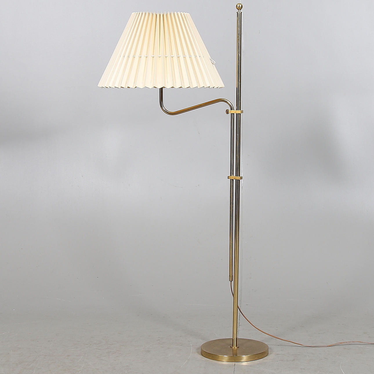 GOLVLAMPA, mässing, Bergboms G 132, 1900-talets andra hälft.