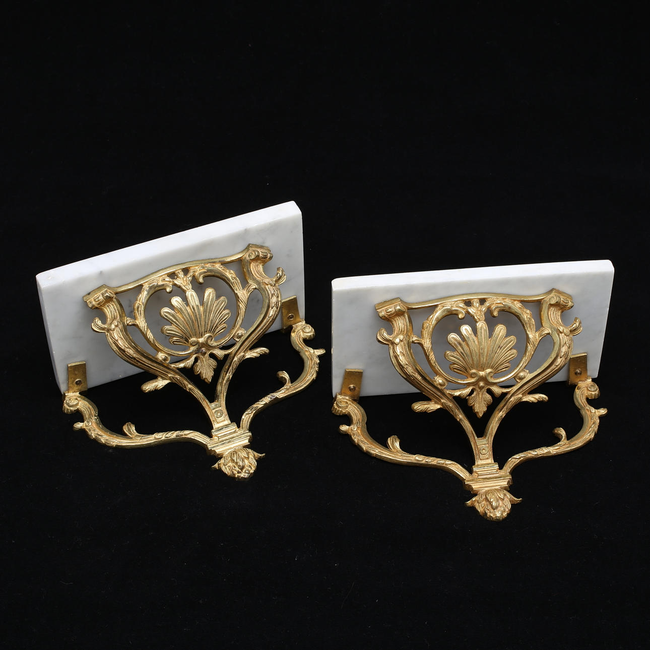 KONSOLHYLLOR, ett par, förgylld mässing och marmor, 1900-tal.