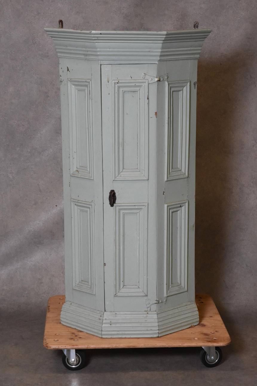 HÖRNSKÅP, barock 1700 tal första hälft.