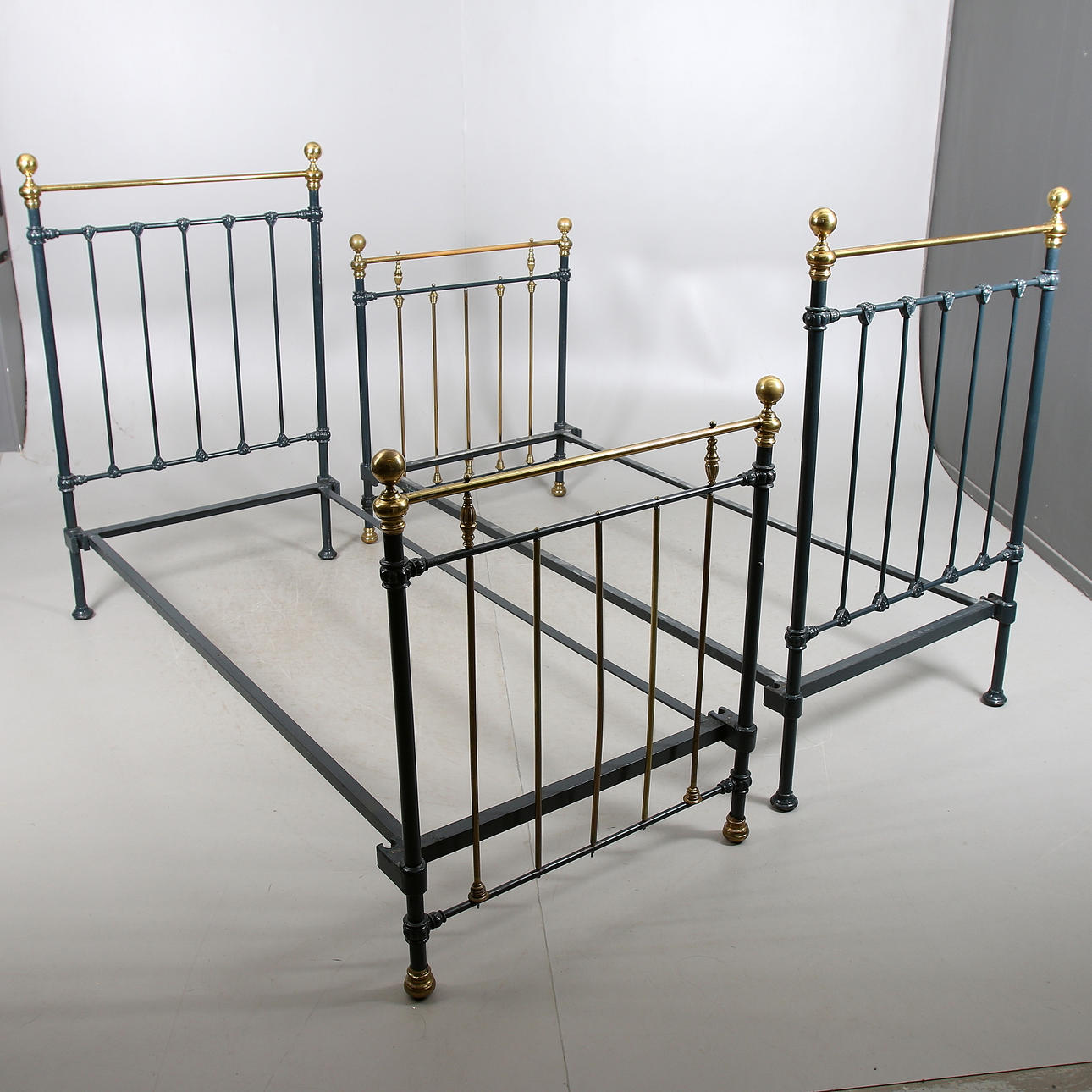 JÄRNSÄNGAR, ett par, omkring 1900.