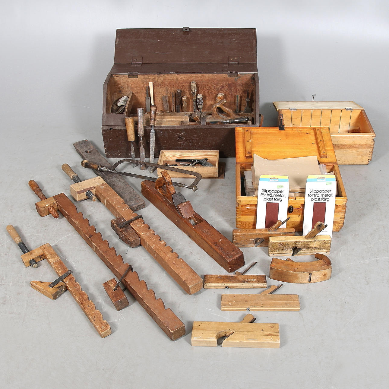 TIMMERMANSLÅDA med verktyg, 1900-talets första halva.