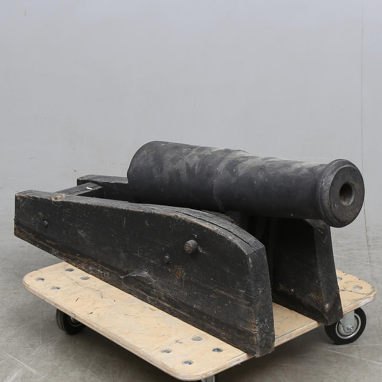 KANON, gjutjärn med trälavett, 1800-tal.