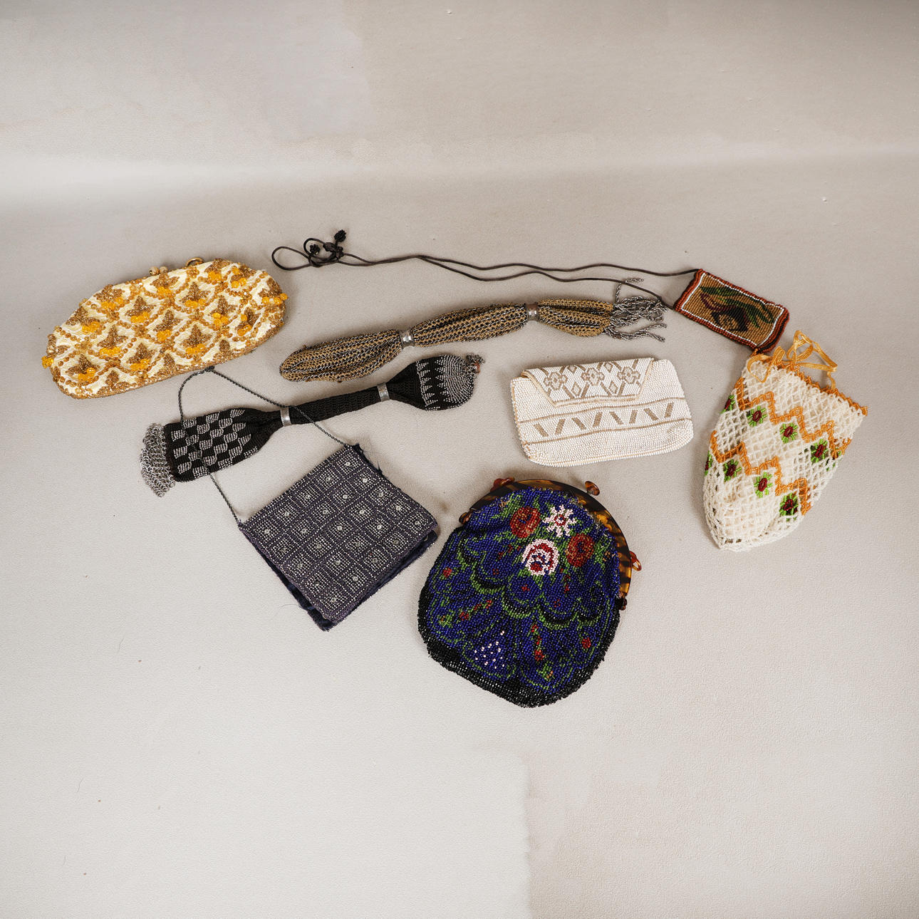 EIGHT BEADED PURSES (8).