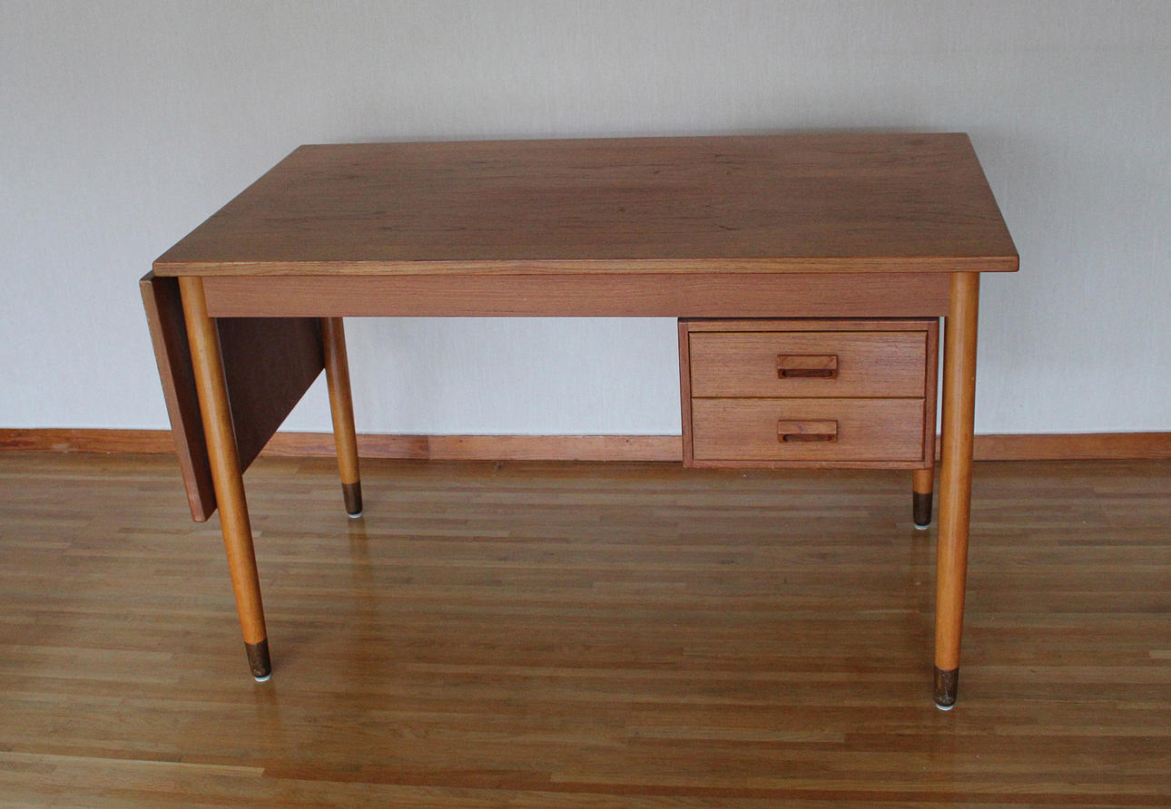 SKRIVBORD i teakfanér, 1950/60-tal.