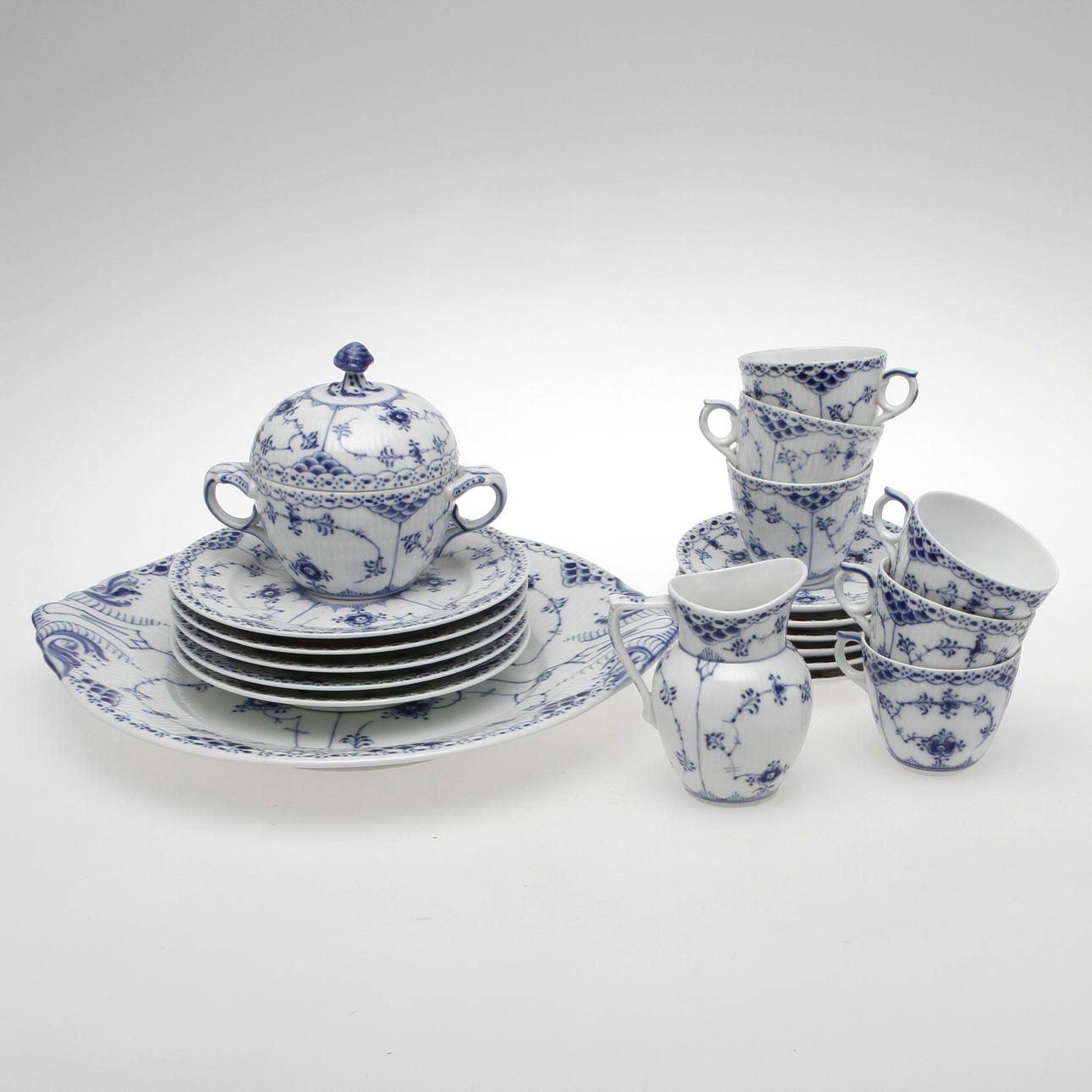 SERVISDELAR,porslin, 14 st, "Musselmalet", Royal Copenhagen.