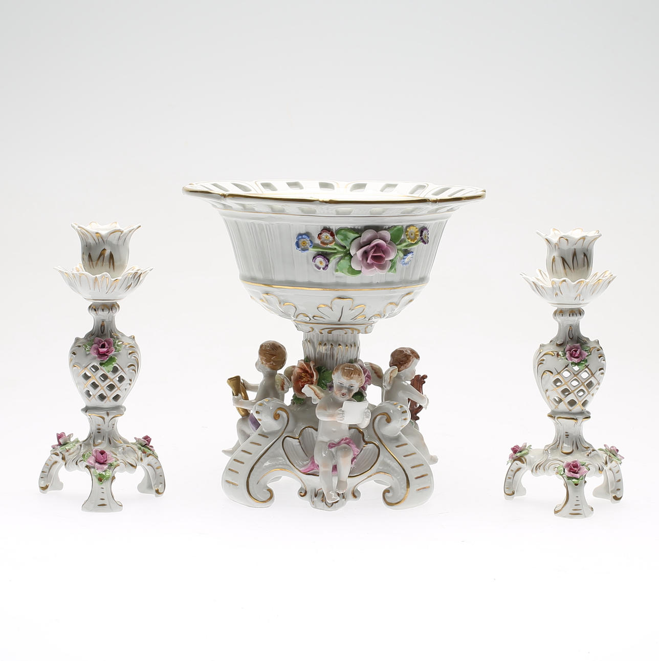 SKÅL PÅ FOT OCH LJUSSTAKAR, 1 par, porslin, rokokostil, 1900-tal.