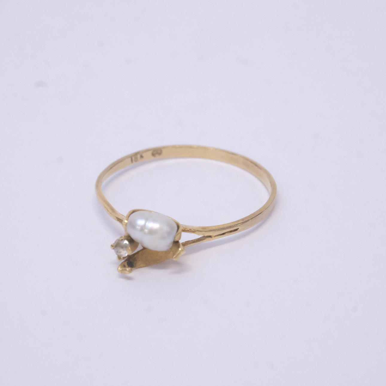 RING, 18K GOLD WITH PEARL AND STONE.