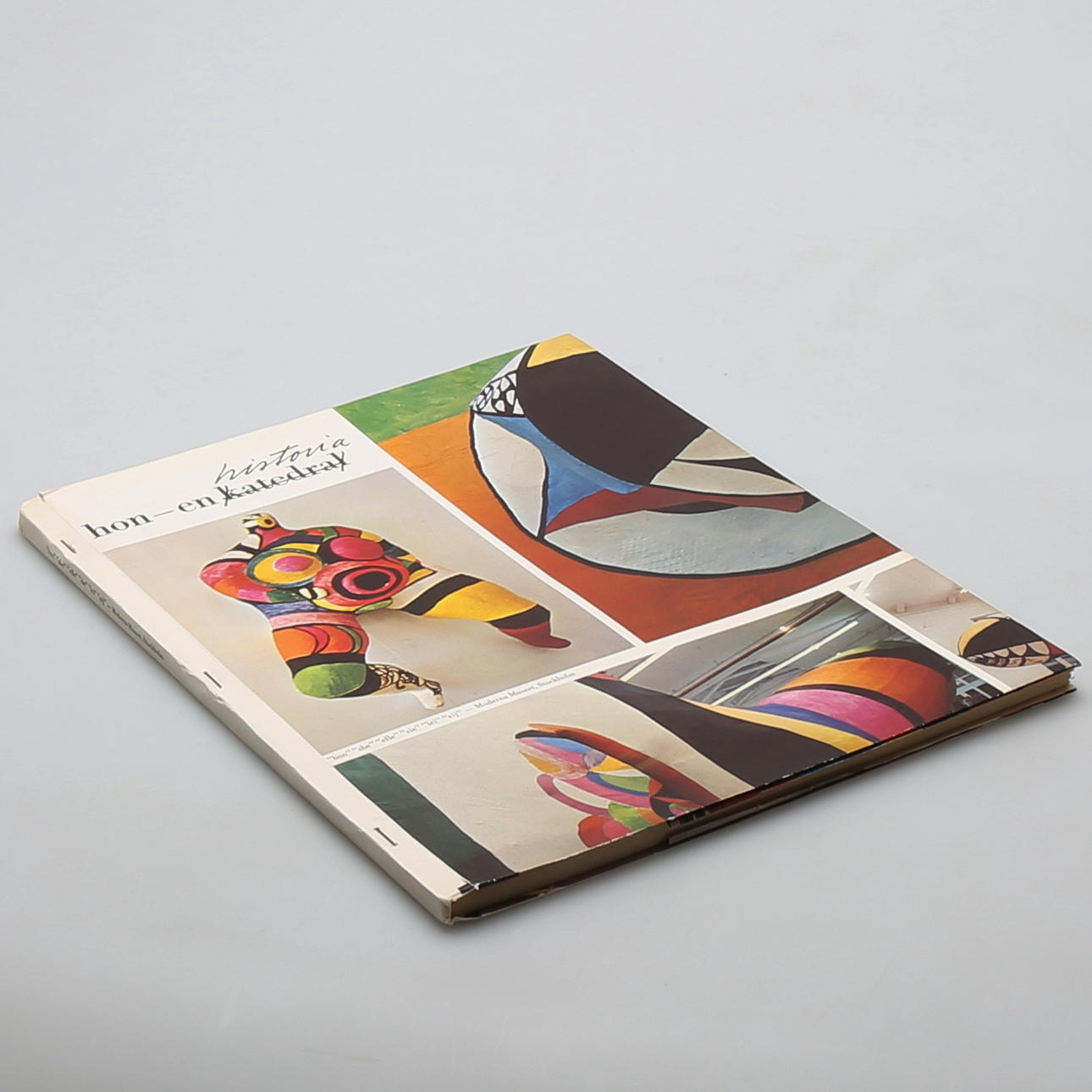 NIKKI DE SAINT-PHALLE. Katalog, Hon, en historia, utställning på Moderna Museet, Stockholm, 1966.