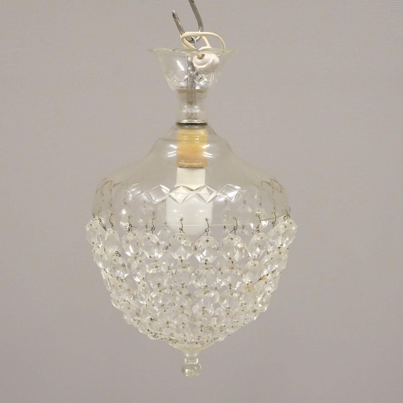 CHANDELIER, OSCARIAN STYLE.