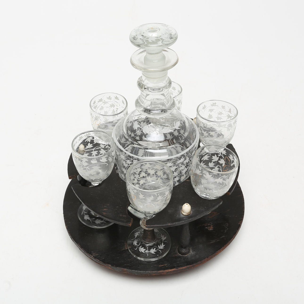 GLASUPPSÄTTNING, i träställ, 1800-tal.