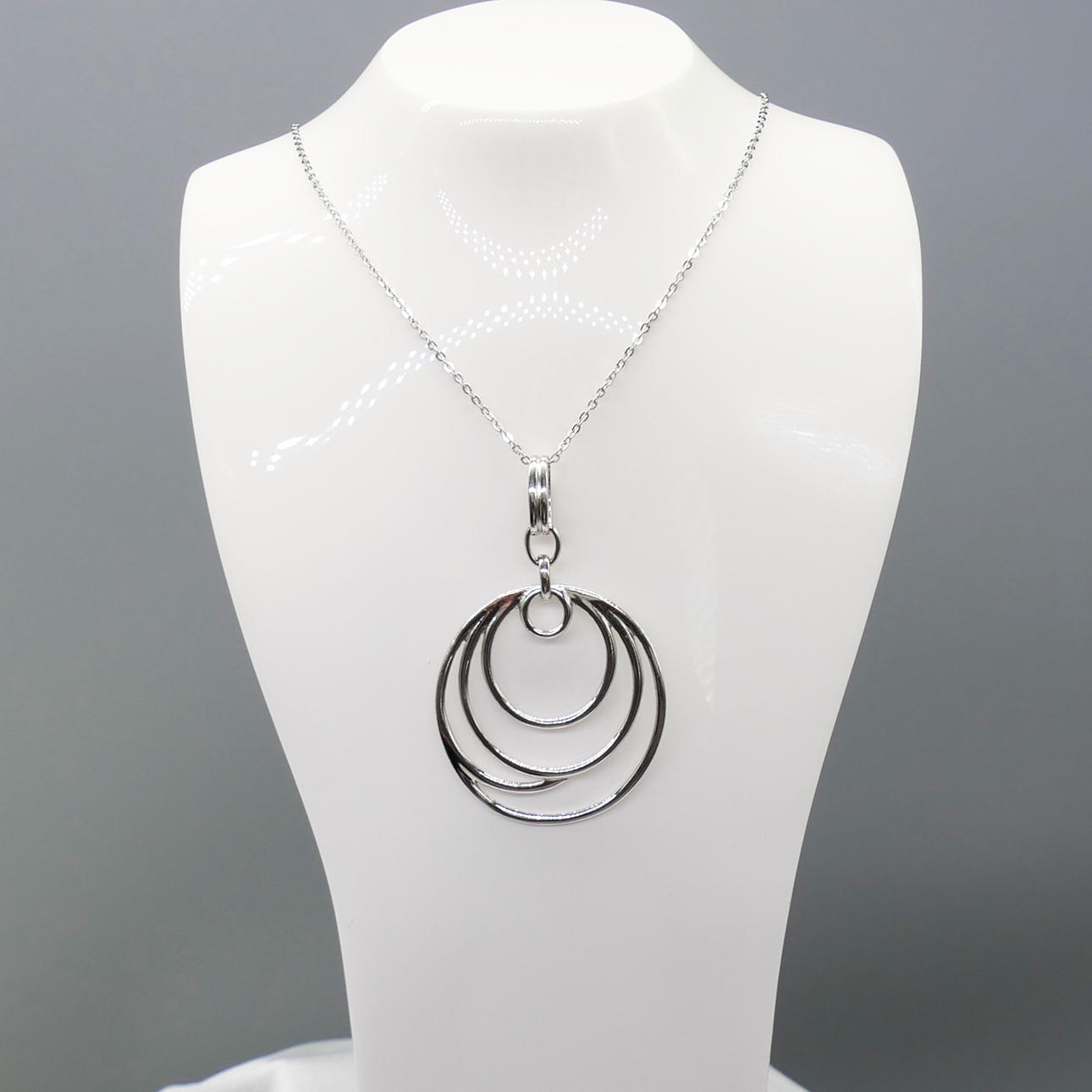 CONCENTRIC HOOPS silver necklace.